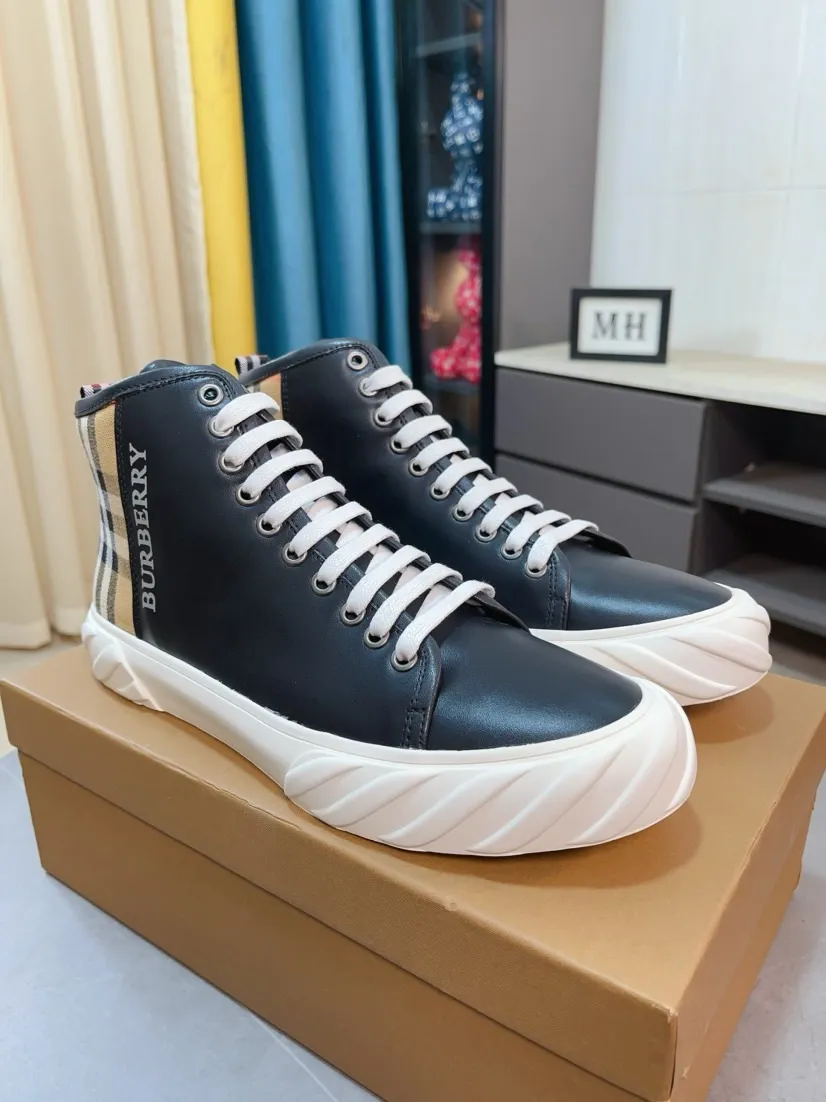 Men's shoes💰440🌹🌹"burberry" Burberry high-top original brand imported from Italy, selected cowhide with electric embroidered logo➕Genuine leather, breathable and comfortable (refuses to discolor and grind feet) Sole: non-slip rubber outsole, original quality, super comfortable Korean style shoes🏃 Men's shoe size: 38-44,